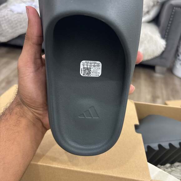 Size 10 Adidas Yeezy Slide Dark Oynx ID5103 - Picture 3 of 5